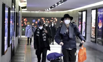 Sejumlah warga memakai masker saat berjalan menuju stasiun bawah tanah kereta subway di Kota Beijing, China, Selasa (21/1/2020). Wabah virus korona seperti Severe Acute Respiratory Syndrome (SARS) yang menyebar di China dan mencapai tiga negara Asia lainnya disebut-sebut bisa menular dari manusia ke manusia. Hal itu diungkapkan ilmuwan pemerintah China jelang pertemuan darurat yang akan digelar oleh World Health Organization (WHO). ANTARA FOTO/REUTERS/Jason Lee/wsj