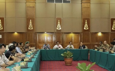 Wakil Wali Kota Batam Amsakar Achmad memimpin rapat TPID di Batam, Kepulauan Riau, Kamis. Dalam rapat itu Wakil Wali Kota meminta distributor menyari negara atau daerah sumber pangan selain China, untuk memastikan ketersediaan pasokan di daerah setempat. (Dok Pemkot Batam)