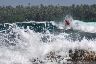 Peselancar Indonesia Herbert Wau memperlihatkan aksinya pada kategori Man Qualifying Series (QS) 3000 Nias Pro Internasional Surfing 2019 di Pantai Sorake, Teluk Dalam, Kabupaten Nias Selatan, Sumatera Utara, Selasa (10/9/2019)