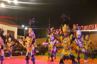 Sejumlah pemuda menari topeng ireng pada Festival Kampung di Desa Jagran, Kecamatan Tembarak, Kabupaten Temanggung, Jawa Tengah.
