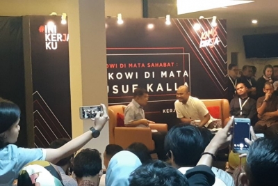 Wakil Presiden Jusuf Kalla tengah berbincang-bincang dengan inisiator gerakan #Inikerjaku Afifuddin (Afie) Kalla (Foto ANTARA/ Ganet Dirgantoro)