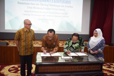 Sekretaris Kemenko Perekonomian Susiwijono dan Kepala LAPAN Thomas Djamaluddin saat menandatangani nota kesepahaman mengenai pemanfaatan data penerbangan dan antariksa di Jakarta, Selasa (19/3/2019) (Humas Kemenko Perekonomian)