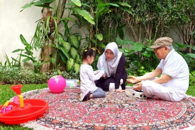 Cawapres nomor urut 01, KH Ma&#039;ruf Amin dan istrinya, Nyai Wury Estu Handayani mengisi masa tenang kampanye Pilpres 2019 dengan bermain bersama cucunya di Taman Kodok, Menteng, Jakarta Pusat, Senin (15/4).