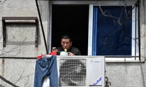 Seorang pria makan di jendela di salah satu perumahan yang dekat dengan pusat penyebaran COVID-19 di kota Wuhan, Hubei, China, Selasa (10/3/2020). ANTARA FOTO/REUTERS/pras.