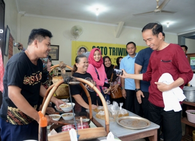 Presiden Joko Widodo menyaksikan pembuatan Soto, salah satu makanan favorit di Indonesia 