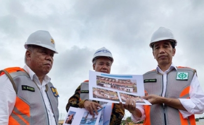 Presiden Jokowi didampingi menteri PUPR Basuki Hadimuljono (kiri) dan Dirut Wika Tumiyana (tengah) menunjukkan gambar maket saat meninjau proyek rehabilitasi waduk muara Nusa Dua Kota Denpasar Bali, Jumat (14/6/2019). ANTARA