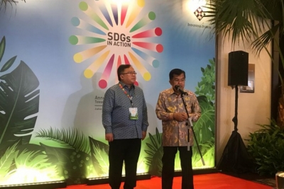 Wakil Presiden Jusuf Kalla, didampingi Kepala Bappenas Bambang Brodjonegoro (kiri), memberikan pernyataan pers usai membuka Konferensi Tujuan Pembangunan Berkelanjutan 2018 di Hotel Fairmont Jakarta, Senin (17/12/2018). (ANTARA/Fransiska Ninditya)
