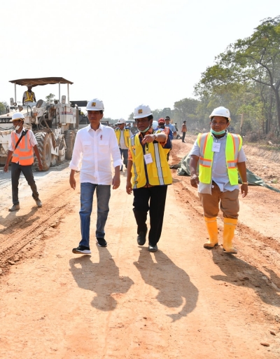 Presiden Jokowi Tinjau Pembangunan Ruas Jalan Trans Papua