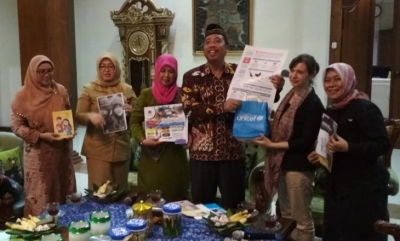 Chief of Child Protection Unicef Indonesia Amanda Bissex berfoto bersama Bupati Rembang Abdul Hafidz dan jajarannya usai audiensi terkait program penanganan anak di rumah dinas Bupati Rembang, Senin (18/3). (FOTO: Akhmad Nazaruddin Lathif)