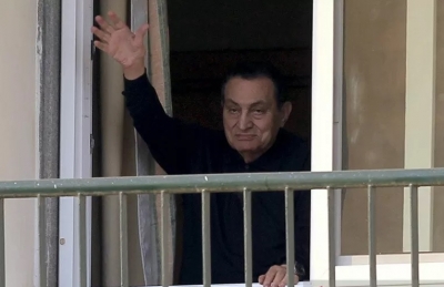 Arsip Foto - Mantan presiden Mesir Hosni Mubarak dari melambaikan tangan kepada sejumlah pendukung yang merayakan ulang tahunnya dari rumah sakit militer di Maadi, Kairo, Mesir (4/5/2015). ANTARA/REUTERS/Mohamed Abd El Ghany/aa.