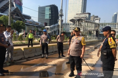 Kapolda Metro Jaya Irjen Pol Gatot Eddy Pramono meninjau kondisi terkini di depan Gedung Bawaslu RI, Jakarta, Jumat (24/5/2019).