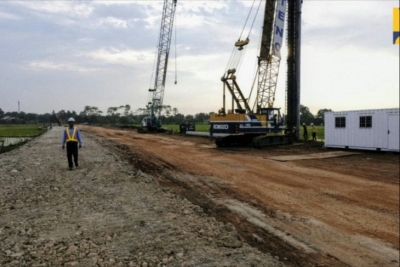 Pembangunan jalan akses sepanjang 8 kilometer yang menghubungkan Jalan Nasional Pantai Utara (Pantura) Jawa dengan Pelabuhan Patimban di Subang, Jawa Barat. 