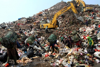 Pemulung beraktivitas di area zona Tempat Pengolahan Sampah Terpadu (TPST) Bantar Gebang, di Bekasi, Jawa Barat, Jumat (21/6/2019).