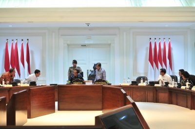 Presiden Jokowi didampingi Wakil Presiden Jusuf Kalla bersiapan memimpin rapat terbatas di Kantor Presiden, Jakarta, Senin (22/4) siang. (Foto: Jay/Humas)