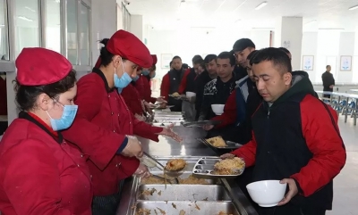 Dokumentasi - Para peserta didik kamp pendidikan vokasi etnis Uighur di Kota Kashgar, Daerah Otonomi Xinjiang, Cina, antre makan siang di kantin saat jam istirahat, Jumat (3/1/2019). Kamp pendidikan tersebut disoroti PBB dan dunia Barat karena dianggap sebagai pola deradikalisasi yang melanggar HAM, namun Cina menyangkal karena para peserta didik diajari berbagai keterampilan. ANTARA FOTO/M. Irfan Ilmie/ama.