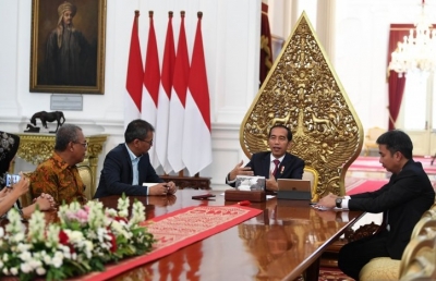 Presiden Joko Widodo didampingi Deputi Bidang Protokol Pers dan Media Sekretariat Presiden Bey Machmudin saat wawancara khusus dengan ANTARA di Istana Merdeka Jakarta, Rabu (12/06/2019) 