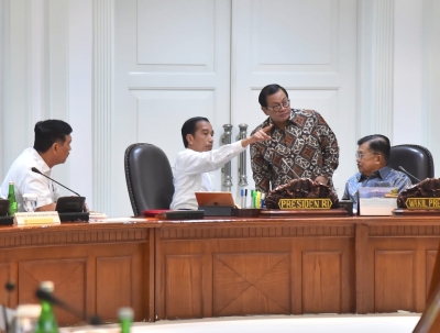 Presiden Joko Widodo memimpin rapat terbatas (ratas) untuk membahas perkembangan pembangunan Pembangkit Listrik Tenaga Sampah (PLTSa) di Kantor Presiden, Jakarta, pada Selasa, 16 Juli 2019. 