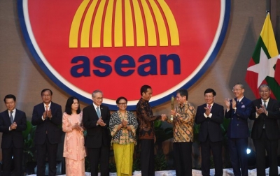 Presiden Joko Widodo (tengah) menyerahkan kunci secara simbolis kepada Sekretaris Jenderal ASEAN Lim Jock Hoi (keempat kanan) saat peresmian gedung baru Sekretariat ASEAN di Jakarta, Kamis (8/8/2019). 