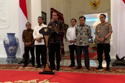 Presiden Jokowi dalam keterangan pers di Istana Merdeka Jakarta, Rabu (22/5) minta segala perselisihan Pemilu diselesaikan melalui MK.