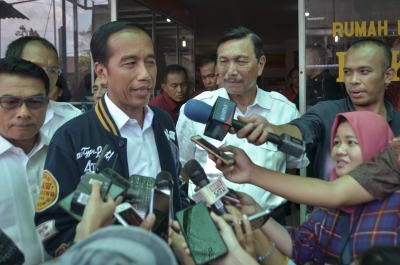 Presiden Jokowi didampingi Menko Kemaritiman dan KSP menjawab wartawan usai makan siang di RM Bukit Tinggi, Humbang Hasundutan, Sumut, Jumat (15/3) siang. Deputi Bidang Protokol, Pers dan Media Sekretariat Presiden