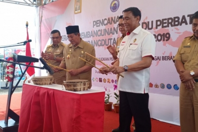 Menko Polhukam Wiranto didampingi Gubernur Malut Abdul Gani Kasuba dan Bupati Morotai, Benny Laos mencanangkan Gerakan Pengembangan Terpadu Perbatasan (Gerbangdutas) tahun 2019 di Pulau Morotai (Abdul Fatah)