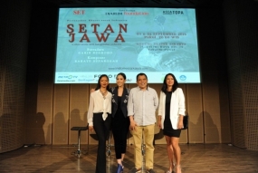 Garin Nugroho bersama sejumlah pemain film Setan Jawa