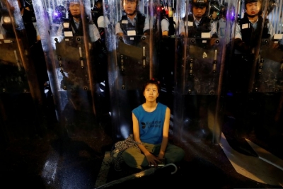 Seorang demonstran mengikuti unjuk rasa memprotes rancangan undang-undang (RUU) ekstradisi China di Hong Kong, Rabu (12/6/2019). Jika disahkan, regulasi tersebut akan memungkinkan pelaku kriminal di Hong Kong dikirim ke China untuk diadili.