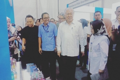 Menteri Perdagangan Enggartiasto Lukita (baju putih) saat meninjau Bazar Ramadhan di halaman parkir Kementerian Perdagangan (Kemendag), Jakarta, Senin (27/5).