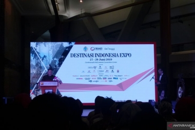 Kepala Badan Ekonomi Kreatif Triawan Munaf memberikan sambutan dalam acara pembukaan Destinasi Indonesia Expo 2019 di Jakarta Convention Center, Kamis (27/6/2019).