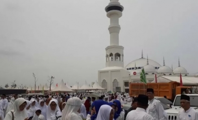 Wisatawan mancanegara dan warga Batam memadati acara peresmian penggunaan Masjid Sultan Mahmud Riayat Syah, Jumat (20/9/2019).