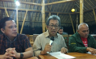 Direktur Angkutan Barang dan Tol Laut PT Pelni (Persero) Harry Boediarto (tengah). (ANTARA/Ade Irma Junida)