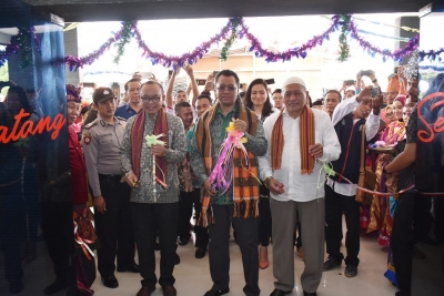 Gubernur NTB Zulkieflimansyah (tengah) saat meresmikan Balai Latihan Kerja Luar Negeri (BLKLN) di Kabupaten Lombok Tengah, Kamis (21/3). (Foto Humas Pemprov NTB).