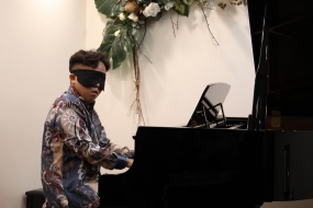 Jefri Setiawan sedang memainkan piano dengan mata tertutup di Sydney, Australia, Kamis (31/8/2023). (Foto: Kemlu RI)