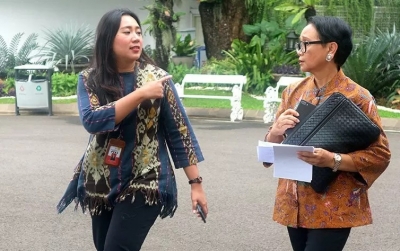 Menlu Retno Marsudi (kanan) di komplek Istana Kepresidenan, Jakarta, Kamis (27/2/2020). ANTARA/Rangga Pandu/pri.