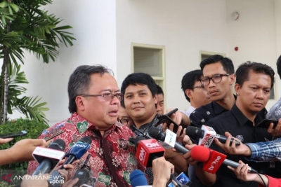 Menteri Perencanaan Pembangunan Nasional/Kepala Bappenas Bambang Brodjonegoro menyampaikan pernyataan kepada wartawan di lingkungan istana kepresidenan Jakarta, Selasa (25/6)