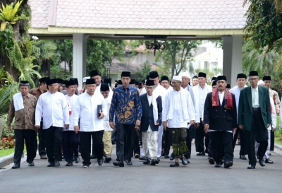 Presiden Joko Widodo pada Selasa siang, 3 April 2018, melakukan silaturahmi dengan sejumlah ulama dari Jawa Barat. Pertemuan silaturahmi yang digelar di Istana Negara, Jakarta, ini diakui Presiden untuk sekaligus mendengar masukan-masukan bagi kebaikan daerah dan negara.