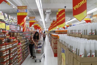 Pembeli sedang berbelanja produk pangan di pusat perbelanjaan. 