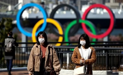 Sejumlah wanita mengenakan masker untuk mencegah virus corona saat melintas di Odaiba Marine Park, Tokyo, Jepang, (27/2/2020). ANTARA/REUTERS/Athit Perawongmetha/aa. (REUTERS/Athit Perawongmetha/Athit Perawongmetha)