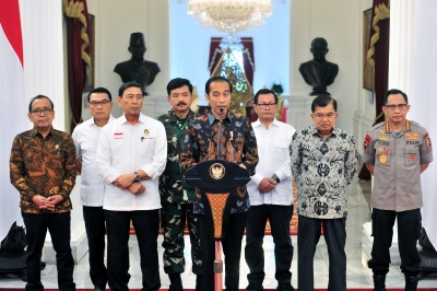 Presiden Jokowi didampingi Wapres Jusuf Kalla dan sejumlah pejabat terkait menyampaikan keterangan pers di Istana Merdeka, Jakarta, Rabu (22/5) sore. 