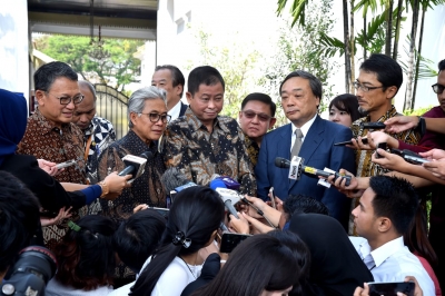 Menteri ESDM Ignasius Jonn didampingi Kepala SKK Migas dan CEO Inpex Corp menyampaikan keterangan pers usai diterima Presiden Jokowi, di Istana Merdeka, Jakarta, Selasa (16/7). 