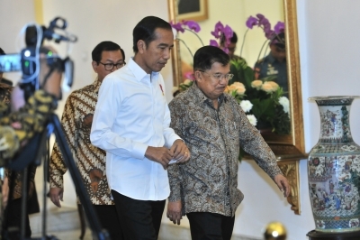 Presiden didampingi Wapres dan Seskab Pramono Anung memasuki ruang Sidang Kabinet Paripurna, di Istana Kepresidenan Bogor, Jabar, Selasa (23/4) pagi. (Foto: Jay/Humas)