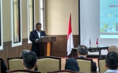 Sekretaris Jenderal Kementerian ESDM Ego Syahrial berbicara saat acara penandatanganan nota kesepahaman tentang kerja sama pengembangan energi rendah karbon dengan Inggris di Jakarta, Rabu (20/2/2019). (ANTARA/Afut Syafril)
