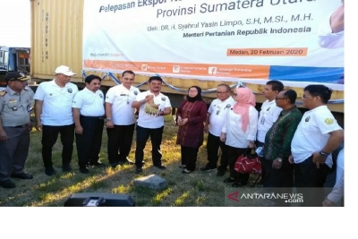 Mentan Syahrul Yasin Limpo didampingi pejabat Kementerian Pertanian, Sumut dan pengusaha bersiap memecahkan kendi sebagai tanda pelepasan ekspor hasil pertanian Sumut di KIM, Sumut, Kamis (20/2/2020). (ANTARA/Evalisa Siregar)