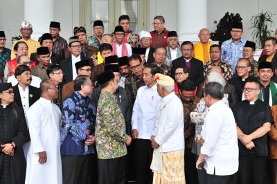 Presiden Jokowi berbincang dengan pimpinan FKUB di halaman Istana Kepresidenan Bogor, Jabar, Senin (18/3) siang. (Foto: Jay/Humas)