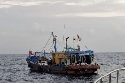 apal ikan asing ilegal dengan nama KM PFKB 1870, yang ditangkap petugas Pengawasan Sumber Daya Kelautan dan Perikanan (PSDKP) KKP di Selat Malaka,
