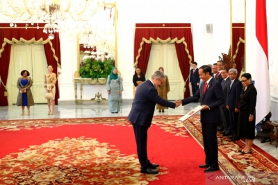 水曜日にムルデカ宮殿でジョコ・ウィドド大統領に信任状を届けたときのインドネシアのマムート・エロル・キリック大使。 （2019年7月8日）。