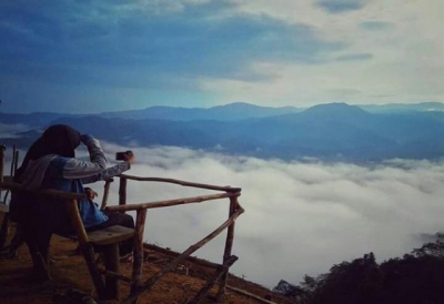 バンテン州のGUNUNG LUHUR（LUHUR山）にある魅力的な雲の上の国の観光地