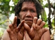 PAPUA島のダニ部族の指と耳ををカットするのは、深い悲しみの一形態