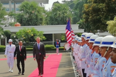 米国防長官代理、または米国防長官代理のH. Patrick Michael Shanahanがインドネシア国防総省の名誉行事でインドネシア国防長官のRyamizard Ryacuduと一緒に軍隊の見直しを実施 ジャカルタ、木曜日（05/30/2019）。