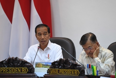 Joko Widodo大統領（左）とJusuf Kalla副大統領（右）は、月曜日にジャカルタの大統領府で行われた限定内閣会議の議長を務めました。 （2019年12月12日）。